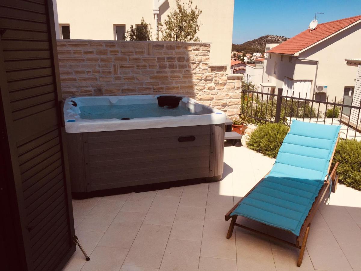 Ferienwohnung Boutique La Perla Jacuzzi Murter Exterior foto