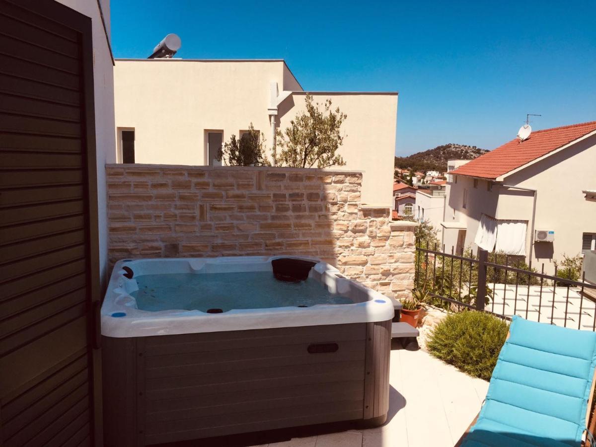 Ferienwohnung Boutique La Perla Jacuzzi Murter Exterior foto